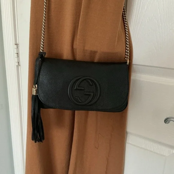 Gucci Soho flap bag. Black Crossbody Bag with Gold Chain & tassel - Picture 2 of 11